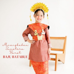 Baju Adat Minangkabau Padang Batabue Red Girl